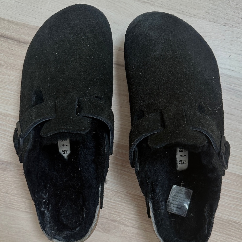 Birkenstock Boston shearing clog in black and size 40- WOMENS 8.5-9